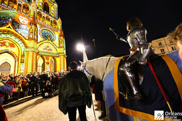 Jeanne d'Arc en armure, montée sur un cheval blanc, devant la cathédrale Sainte Croix d'Orléans lors des festivités du 29 avril 2023