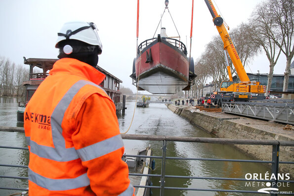  Grutage de l'Inexplosible à Orléans - quai du châtelet