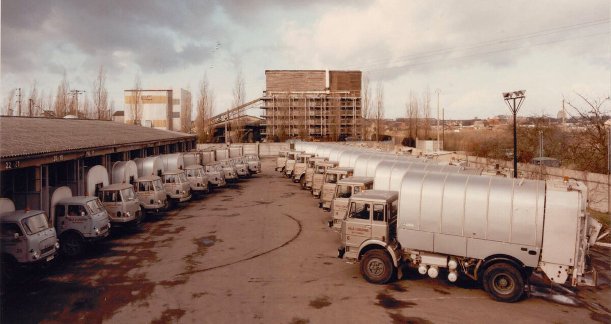 Parc de camions-bennes, rue Hatton. 1980. Archives privées. Parc de camions-bennes, rue Hatton. 1980. Archives privées.