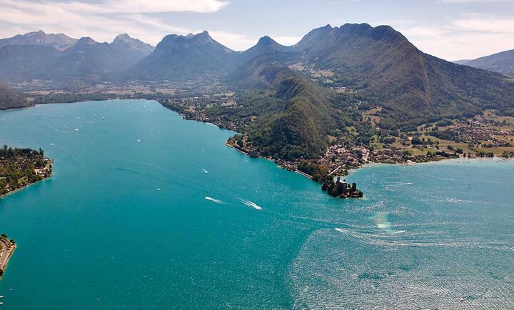 Lac d'Annecy en Haute-Savoie Lac d'Annecy en Haute-Savoie