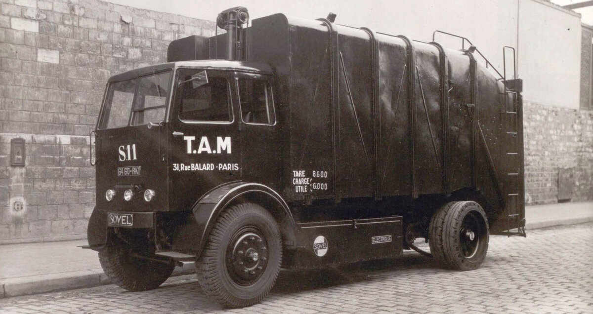 Camions-bennes électriques de la société SOVEL. Photographie. 1925. AMO 6O5. Camions-bennes électriques de la société SOVEL. Photographie. 1925. AMO 6O5.