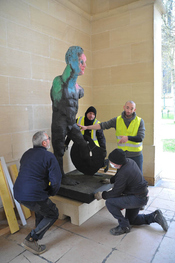 Installation des statues - Exposition Markus Lüpertz Installation des statues - Exposition Markus Lüpertz