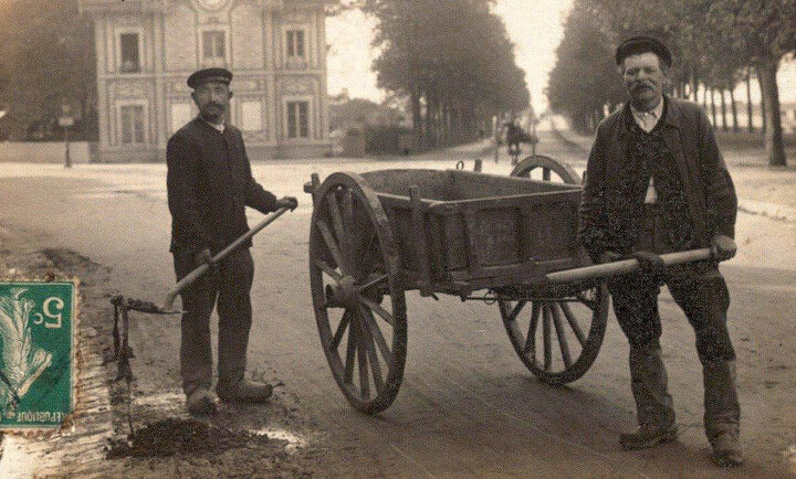 Cantonnier de la Ville d'Orléans, quai de Prague. Vers 1900. Carte photo. Collection M. Lelait. Cantonnier de la Ville d'Orléans, quai de Prague. Vers 1900. Carte photo. Collection M. Lelait.