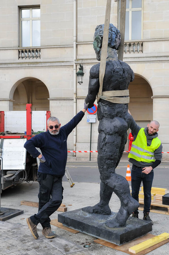 Installation des statues - Exposition Markus Lüpertz Installation des statues - Exposition Markus Lüpertz