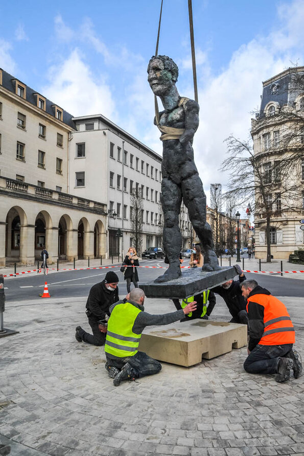 Installation des statues - Exposition Markus Lüpertz Installation des statues - Exposition Markus Lüpertz