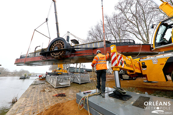  Grutage de l'Inexplosible à Orléans - quai du châtelet