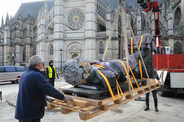 Installation des statues - Exposition Markus Lüpertz Installation des statues - Exposition Markus Lüpertz