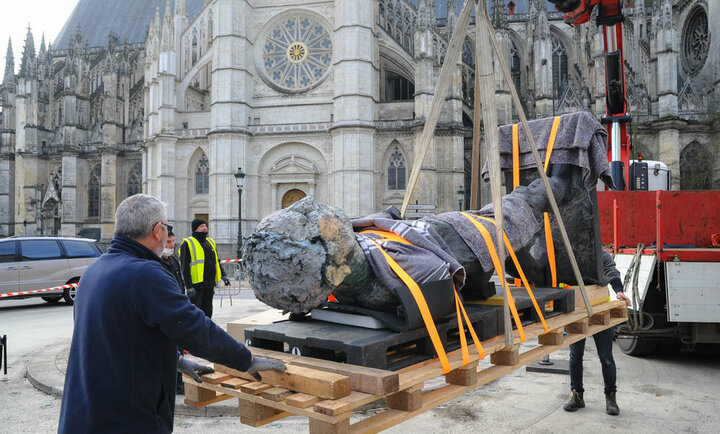 Installation des statues - Exposition Markus Lüpertz 