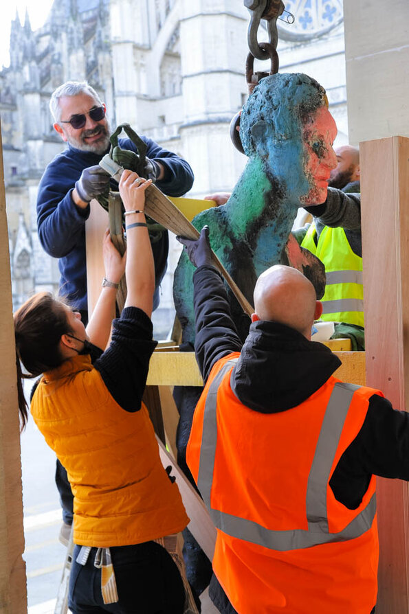 Installation des statues - Exposition Markus Lüpertz Installation des statues - Exposition Markus Lüpertz